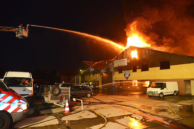 2017/172/20170828-05u48 GB 029 Zeer grote brand Raasdorperweg.jpg